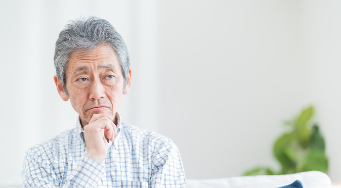 考え込む不動産オーナーのイメージ写真